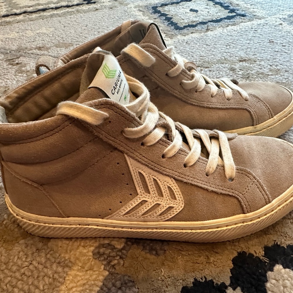 Trendy Cariuma mid-hi tops size 6.5 grey suede from Brazil